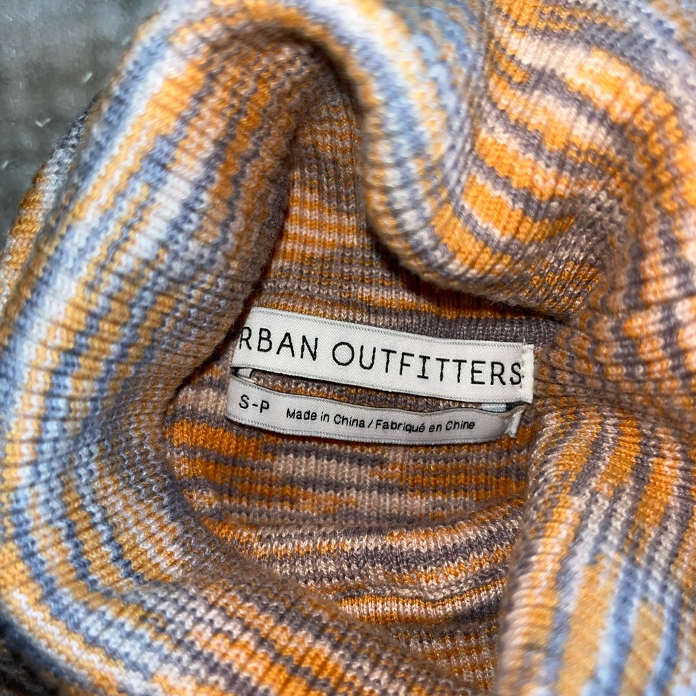 📣Urban Outfitters Turtleneck